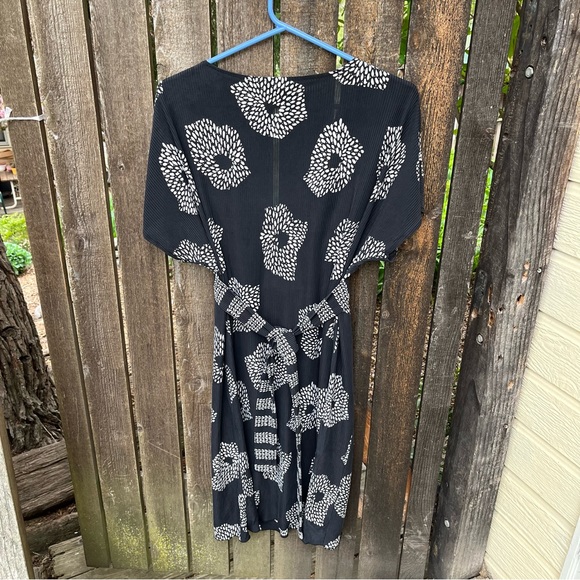 Maple By Anthropologie V-neck 100% Silk Floral Black & White Dress Sz XS - Picture 8 of 10